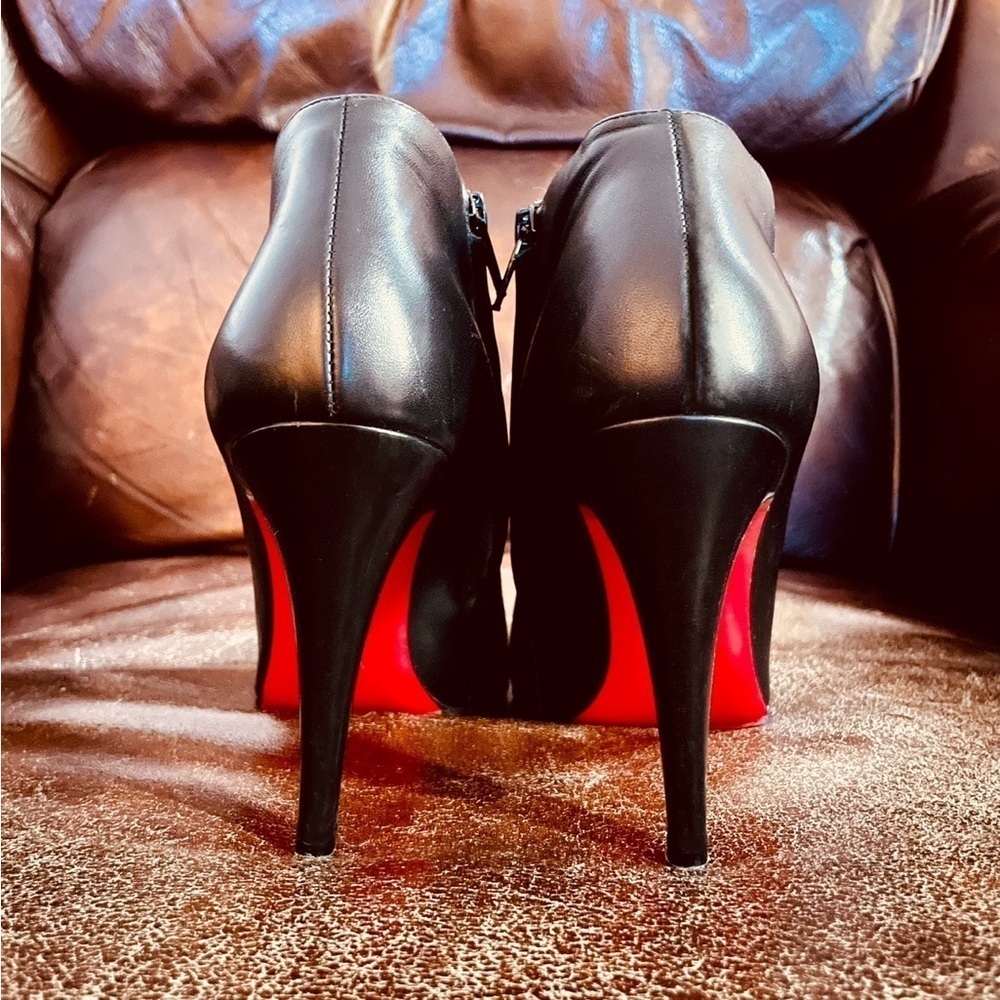 Stylish Black and Red Heeled Boots - Picture 2 of 8